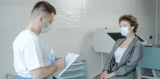 Lekarz w gabinecie medycyny estetycznej konsultuje się z pacjentką.