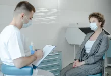 Lekarz w gabinecie medycyny estetycznej konsultuje się z pacjentką.